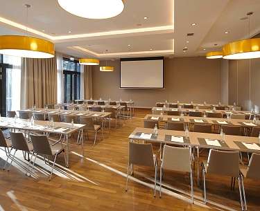 Meetings at the Kieler Kaufmann View into the conference room Fördesaal with parliamentary seating