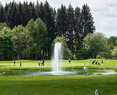 Golf und Wasserfontäne Golf und Wasserfontäne