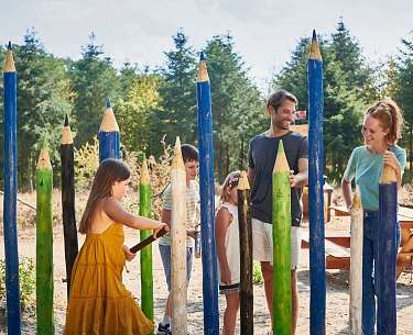 Familie im Spielplatz Familie im Spielplatz