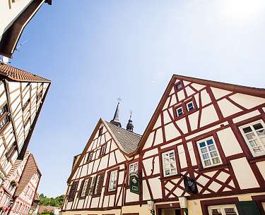 Meisenheimer Altstadt Blick auf die Meisenheimer Altstadt mit Fachwerkhäusern und blauem Himmel