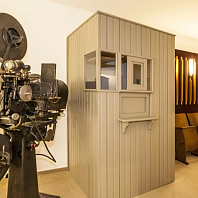 Kulinarisches Kino Filmkamera mit Kinostühlen