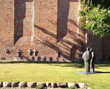 Kloster Ribnitz Blick in den Innenhof und die dortigen Skulpturen des Kloster Ribnitz bei Sonnenschein