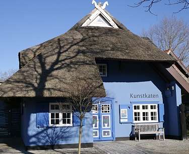 Kunstkaten Ahrenshoop Frontansicht des Kunstkaten in Ahrenshoop bei Tag in der Sonne