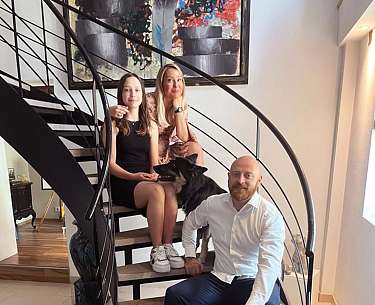 Familie Neuhaus Familie Neuhaus auf einer Treppe