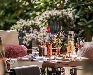 Ein Glas Wein auf der Terrasse Ein Glas Wein auf der Terrasse