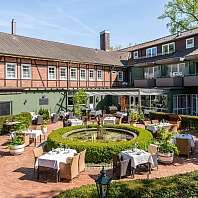 Sommerfest im Hotelgarten Festlich dekorierte Gartenterrasse