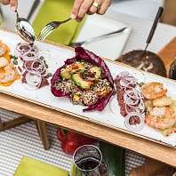 Küchenparty im Romantik® Hotel Reichshof Leckere Delikatessen auf elegant dekoriertem Tisch