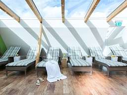 Rh Reichshof Blick auf Liegestühle