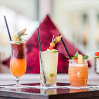 Cocktails im Romantik® Hotel Reichshof diverse bunte cocktails