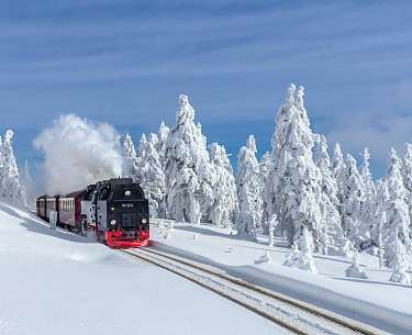 Brockenbahn Die Brockenbahn fährt durch den verschneiten Harz