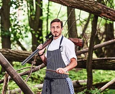 Gastgeber und Chefkoch Valentin Rottner auf der Jagd Gastgeber und Chefkoch Valentin Rottner auf der Jagd