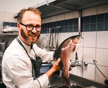 Gastgeber Andreas Rehberger mit Fisch in der Hand Gastgeber Andreas Rehberger mit Fisch in der Hand