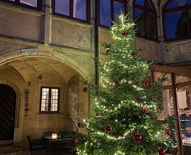festlich geschmückter Weihnachtsbaum