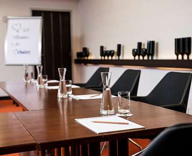 Meetingraum Winzerei Blick auf den Meetingraum Winzerei mit Tisch und Stühlen