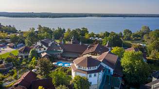 Blick uber Hotelanlage zum See