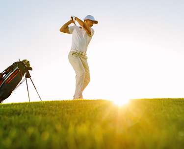 Golfen im Dreilaendereck Golfspieler beim Abschlag
