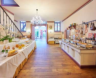 Feiern im Weinromantikhotel Blick auf das festliche Buffet im Weinromantikhotel