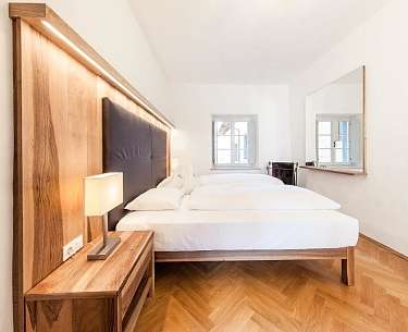 Andreas Hofer Blick auf Doppelbett in der Studio Suite