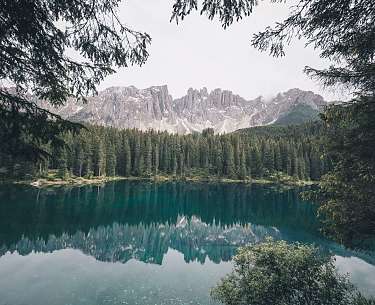 Blick auf den Karersee mit herrlichen Bergen im Hintergrund Blick auf den Karersee mit herrlichen Bergen im Hintergrund
