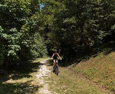Mountainbike neben dem Fluss Mountainbike neben dem Fluss