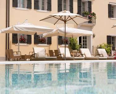 Poolbereich mit Liegestühlen Poolbereich mit Liegestühlen