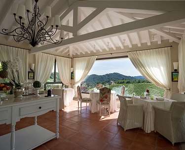 Frühstücksraum mit Blick auf die Weinberge Frühstücksraum mit Blick auf die Weinberge