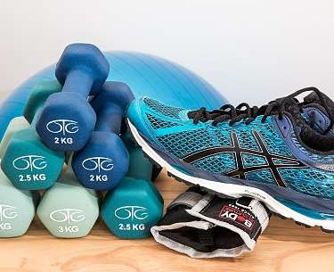 Fitness Turnschuh und Kurzhanteln