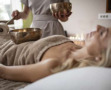 Detailansicht Dekoration Wellnessbereich Vase & Kerze