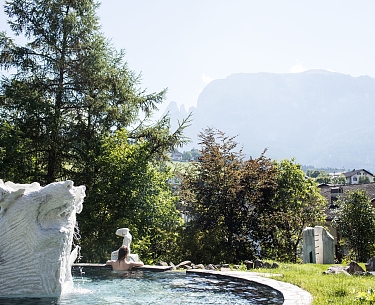 Romantik Hotel Turm_wolf fountain Romantik Hotel Turm_wolf foutain
