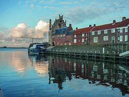 Blick auf Gebäude und Boot in Zeeland
