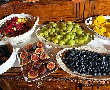 Frühstücksbuffet im Romantik® Hotel Het Ros van Twente Frühstücksbuffet mit leckeren Obstsorten