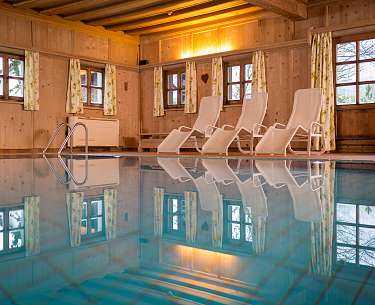 Pool im Almtalhof Indoor-Pool mit Sonnenliegen