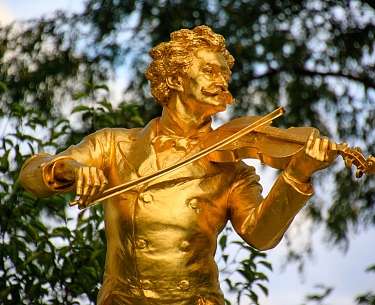 Goldene Skultpur eines Geigers in Wien Goldene Skultpur eines Geigers in Wien
