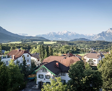 Ausblick auf das Dorf Elixhausen Ausblick auf das Dorf Elixhausen mit den Bergen im Hintergrund