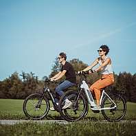 Zwei Personen fahren E-Bike
