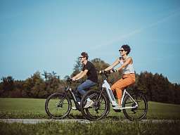 $PageTeaserImageTitle Zwei Personen fahren E-Bike