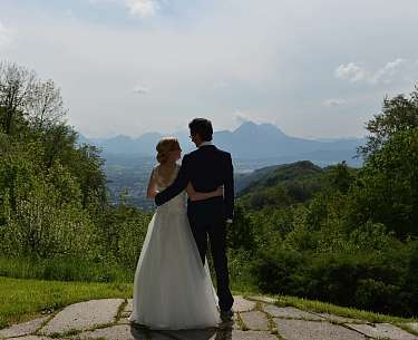 Brautpaar blickt auf Salzburg vom Romantik Hotel Die Gersberg Alm Brautpaar blickt auf Salzburg vom Romantik Hotel Die Gersberg Alm