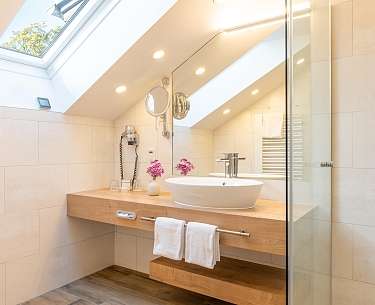 Doppelzimmer Deluxe l Badezimmer 202 min