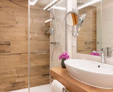 Doppelzimmer Komfort l Badezimmer 125 min