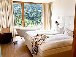 Romantik Hotel das Schiff mit freistehender Badewanne