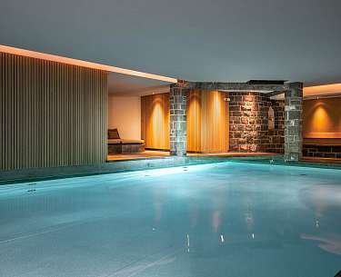 Pool Blick auf den beleuchteten Innenpool