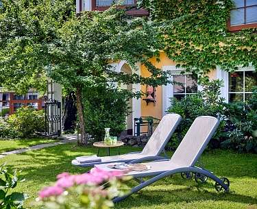 Liegewiese Sonnenliegestühle im Garten