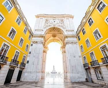 Blick auf den Triumphbogen auf dem Handelsplatz bei Sonnenaufgang in Lissabon, Portugal Blick auf den Triumphbogen auf dem Handelsplatz bei Sonnenaufgang in Lissabon, Portugal