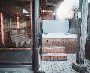 Bären Wellness Außenbereich am Abend