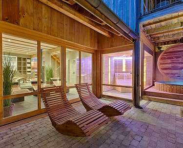 Bären Wellness Bären Wellness Außenbereich am Abend