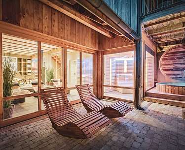 Bären Wellness Bären Wellness Außenbereich am Abend