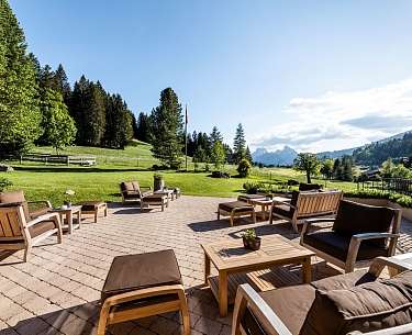 Meeting auf der Terrasse im Romantik Hotel Hornberg Sitzplaetze auf der Terasse mit Aussicht auf die Berge
