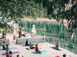 Blick auf den Caumasee und Yogis