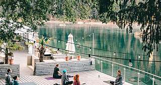 Blick auf den Caumasee und Yogis