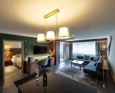 Schweizerhof OneBedroomSuite FocusFillWzEyODAsODAwLCJ5Iiw1Ml0 Blick auf die Superior Suite mit einem Schlafzimmer